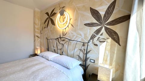 Bed, Photo of the whole room, Decorative detail, Bedroom