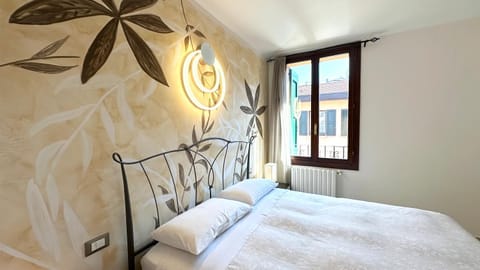 Bed, Photo of the whole room, Bedroom, internet