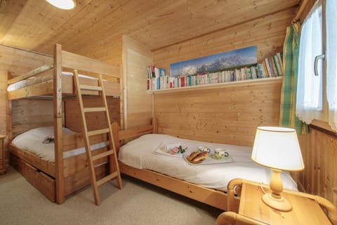 Bedroom, bunk bed