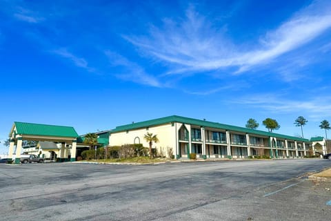 Super Inn & Suites Hotel in Milledgeville