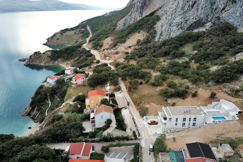 Property building, Day, Neighbourhood, Natural landscape, Bird's eye view, Mountain view, Sea view