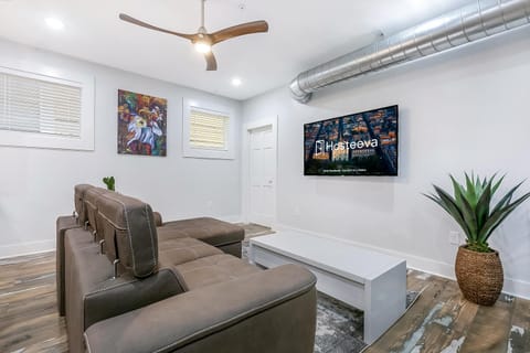 Urban Oasis 4BD House close to FQ & City Hot Spots' Condo in Warehouse District
