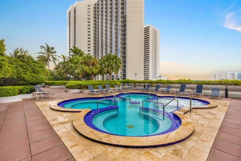 High Rise Comfort with Balcony Condominio in Miami
