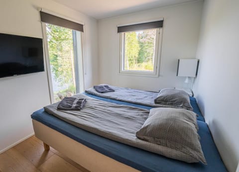 Bed, TV and multimedia, Photo of the whole room, Bedroom, towels