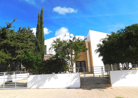 6 bdr villa with TENNIS COURT Villa in Paphos