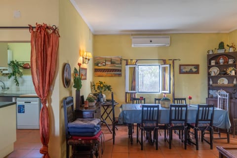 Kitchen or kitchenette, Dining area, air conditioner