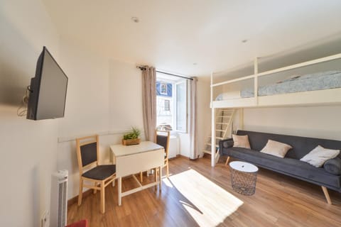 Fly Away & Netflix Condo in Bourges
