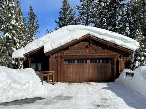 Saint Bernard - Luxurious Upscale Comfy Mountain Retreat Hot Tub Gas BBQ with Level 2 EV Connection Casa in Truckee