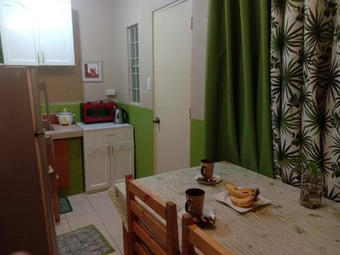 Laly's B8 cozy Vacation Townhouse - 10km to SBMA Maison in Olongapo