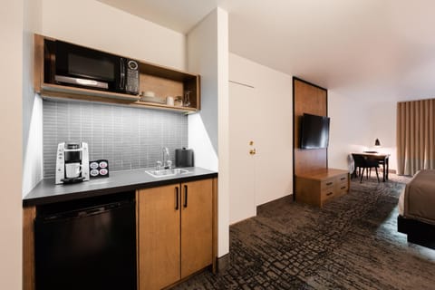 Kitchen or kitchenette, minibar