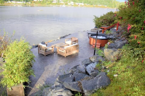 Waterfront Hot Tub Firepit King Bed - 6h Hotel in Ucluelet