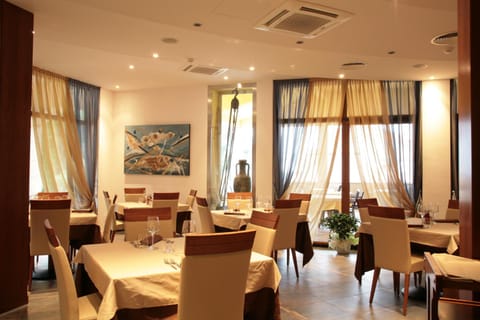 Restaurant/places to eat, Lunch, Dinner