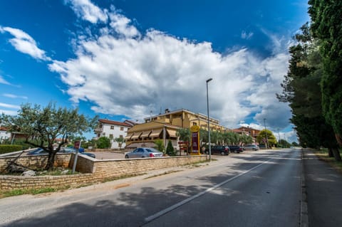 Restaurant/places to eat, Neighbourhood, Natural landscape, Beach