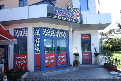 Property building, Restaurant/places to eat, Facade/entrance, Property logo or sign, Breakfast