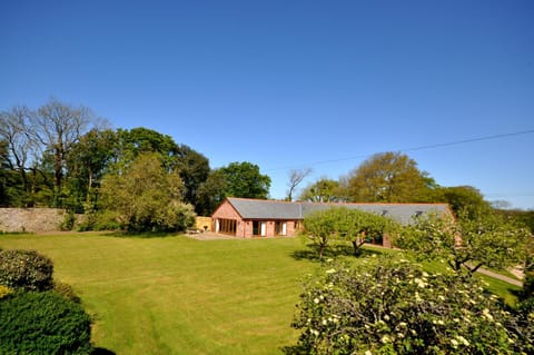 Property building, Patio, Facade/entrance, BBQ facilities, Garden, Pets, Garden view, Family
