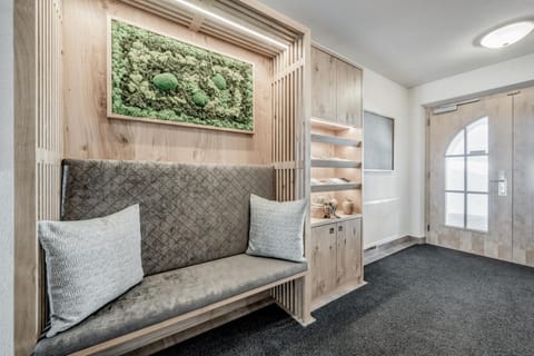 Decorative detail, Internal: Not applicable to any particular room