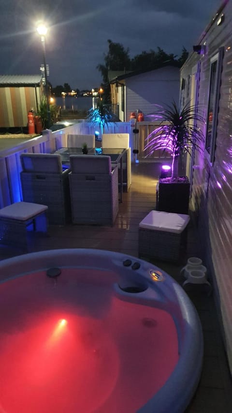 Relaxing Breaks with Hot tub at Tattershal lakes 3 Bedroom Campingplatz /
Wohnmobil-Resort in Tattershall