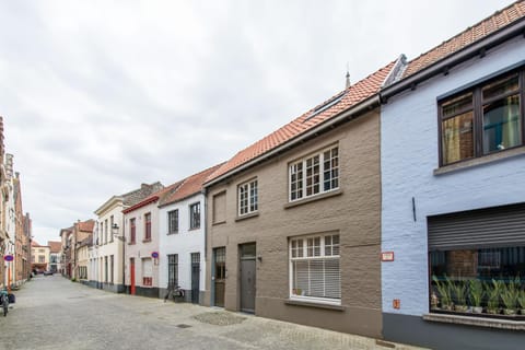 Property building, Facade/entrance, Neighbourhood, City view, Street view