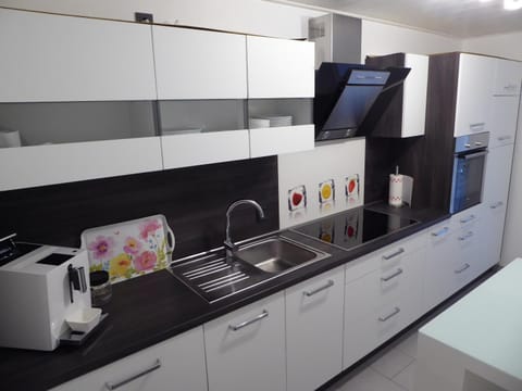 Coffee/tea facilities, Kitchen or kitchenette