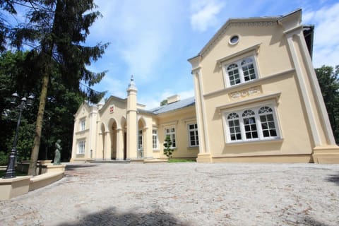 Property building, Facade/entrance, Natural landscape, Garden