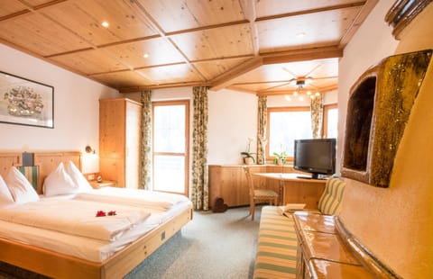 Communal lounge/ TV room, Bed, Living room, Photo of the whole room, Bedroom