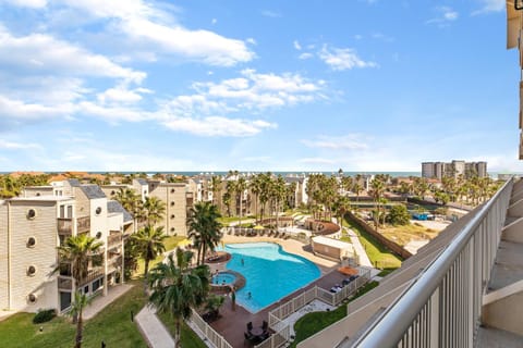 Perfect Oceanview condo! Enjoy beachdeck, shared pools and jacuzzi Condominio in South Padre Island