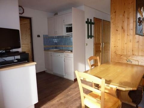 Kitchen or kitchenette, Dining area, dishwasher, minibar, pet friendly, stove