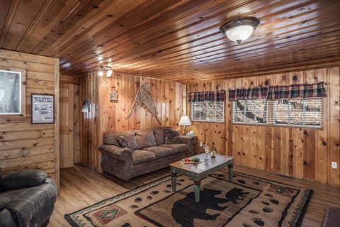 Cabin Fever - Cozy whirlpool cabin near river & downtown House in Ruidoso