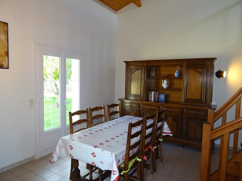 Maison paisible avec jardin, garage, WiFi, proche plage et commerces - FR-1-92-798 House in Château-d'Olonne