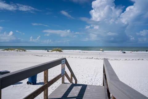 Silver Sands Apartment hotel in Madeira Beach