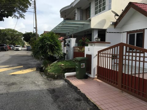 RB Double Storey Bandar Tasik Selatan Homestay Haus in Kuala Lumpur City