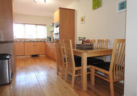 Kitchen or kitchenette, Seating area, Dining area