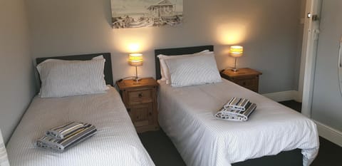 Felpham Guest House - Self Catering Bed and Breakfast in Bognor Regis