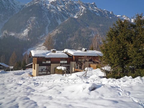 Holiday Home Les Pelarnys by Interhome Haus in Les Houches