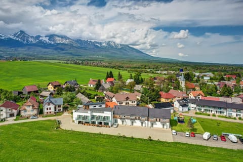 Property building, Nearby landmark, Neighbourhood, Natural landscape, Bird's eye view, City view, Mountain view, Street view, Location