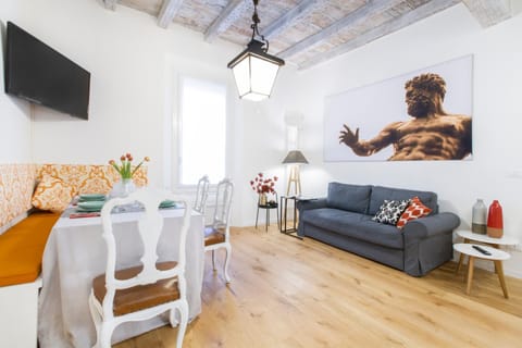 TV and multimedia, Living room, Seating area, Dining area, Inner courtyard view