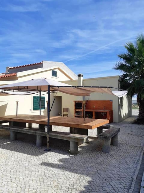 10 bedrooms villa with private pool enclosed garden and wifi at Palmela Chalet in Setubal District