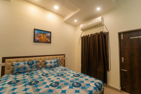 Bed, Photo of the whole room, Bedroom, air conditioner