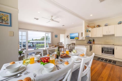 Mon Reve 4A Tallean Road three bedroom property with Wi-Fi, air conditioning House in Nelson Bay