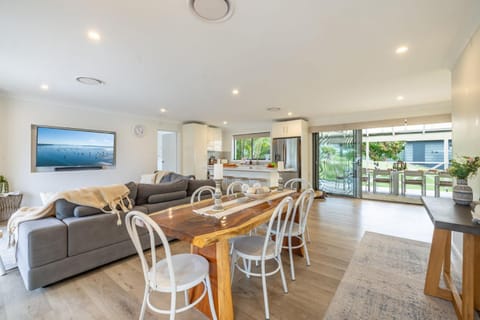 Illaroo House 16 Verona Rd - pet friendly, boat parking, Wi-Fi Maison in Shoal Bay