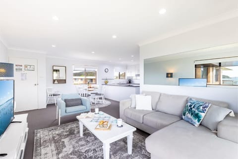 Intrepid 11 Absolute Beachfront Bliss Apartment in Shoal Bay
