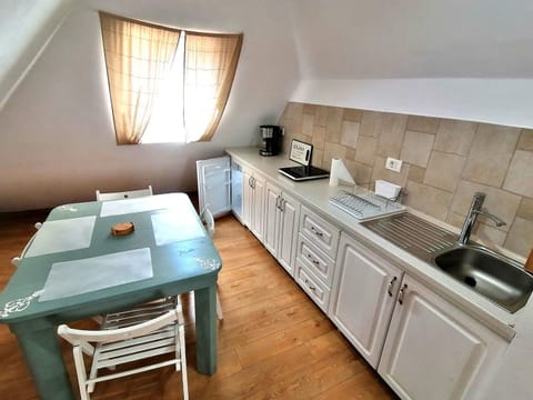 Coffee/tea facilities, Kitchen or kitchenette, Dining area, stove