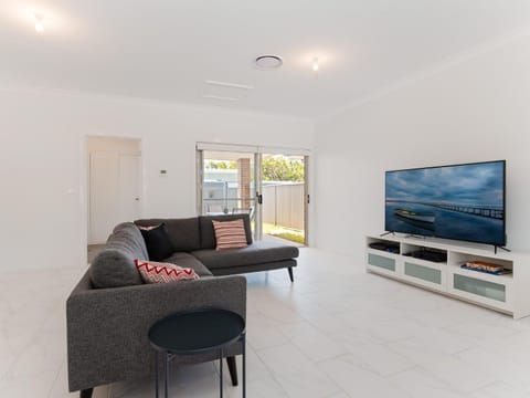 5 Bent Street huge house with Foxtel and Aircon House in Fingal Bay