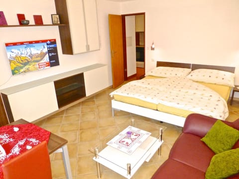 Bed, Garden, TV and multimedia, Balcony/Terrace, Living room, Seating area, Dining area, Bedroom