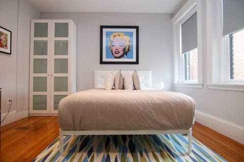 A Stylish Stay w/ a Queen Bed, Heated Floors.. #31 Condo in Brookline