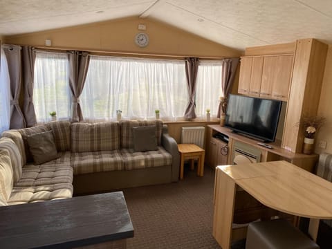 2 and 3 Bedroom caravans with Hot Tubs at tattershall Campground/ 
RV Resort in Tattershall