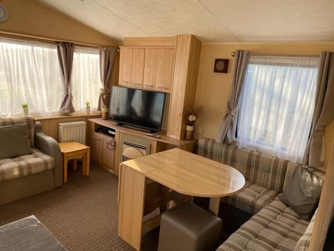2 and 3 Bedroom caravans with Hot Tubs at tattershall Campground/ 
RV Resort in Tattershall