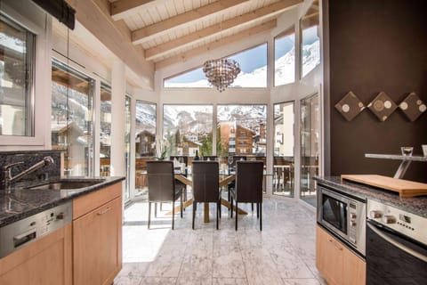 Kitchen or kitchenette, Dining area