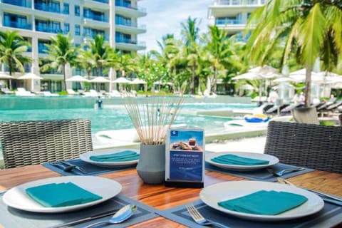 Restaurant/places to eat, Dining area, Pool view