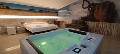 Bed, Hot Tub, Photo of the whole room, Bedroom